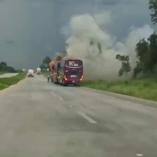 Se incendia camión de ADO en la carretera Mérida-Cancún