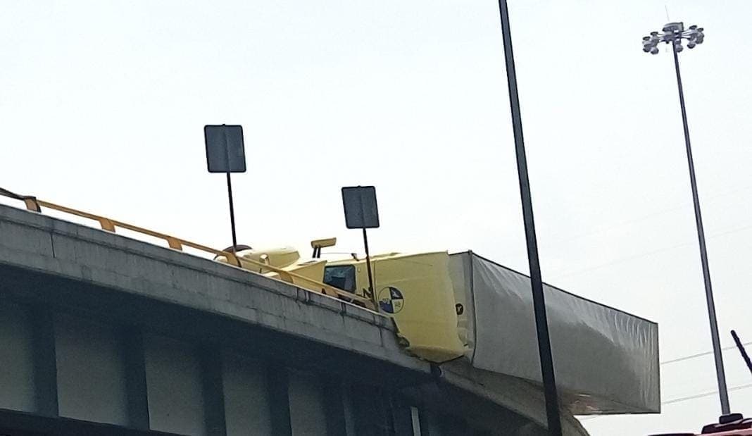 Video: Accidente en la México-Querétaro; tráiler queda colgado en puente