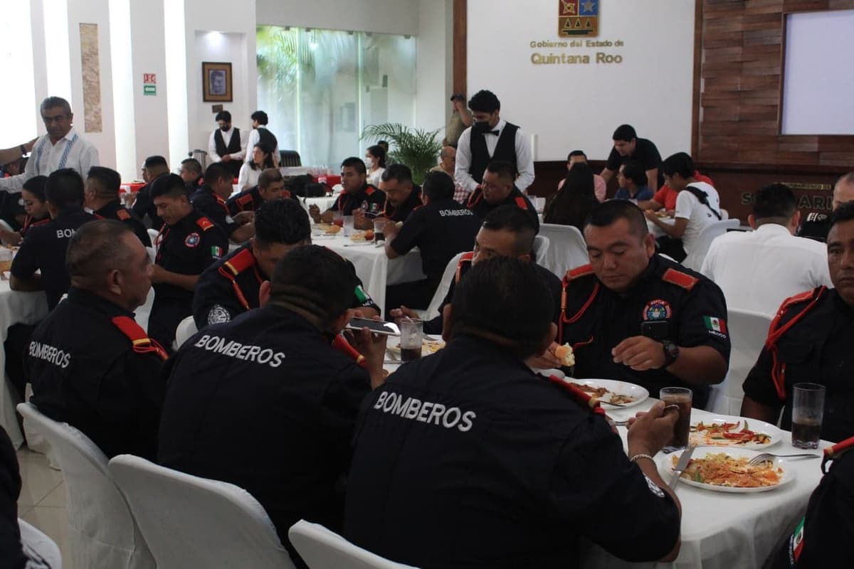 Celebra gobierno municipal al Cuerpo de Bomberos