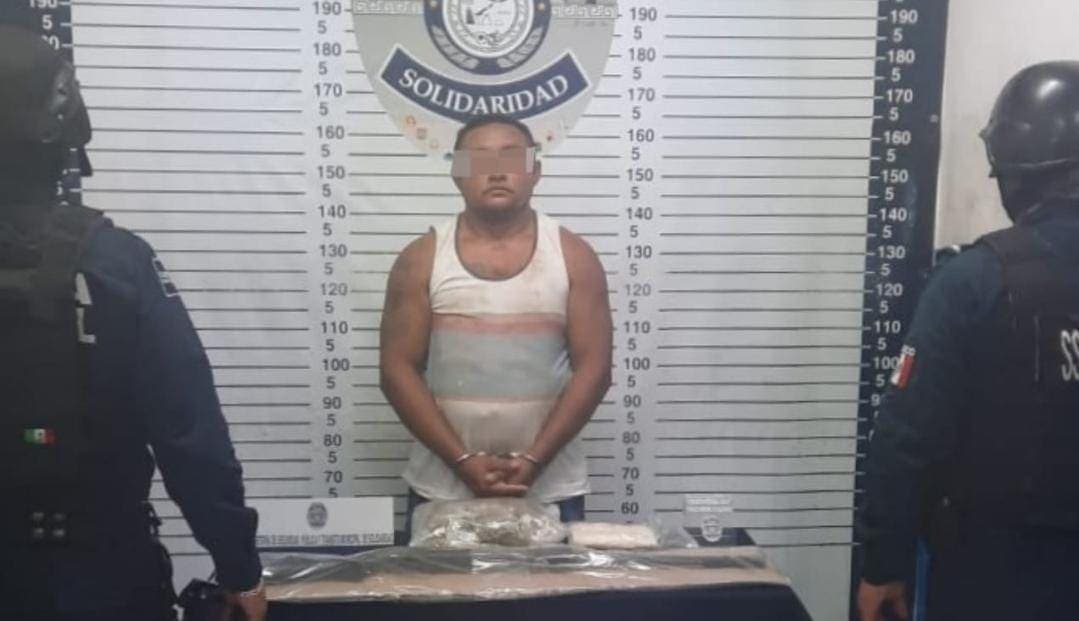 Detienen a sujeto con marihuana y una réplica de rifle en Playa del Carmen