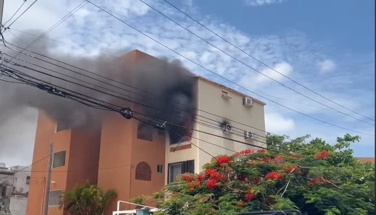 Aparente corto circuito provoca incendio en departamento de la Supermanzana 15 de Cancún