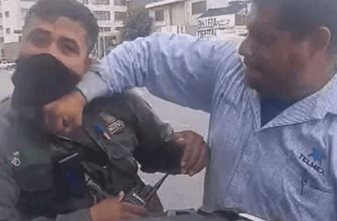 VIDEO: Trabajador de Telmex da brutal golpiza a agente de movilidad en Mty