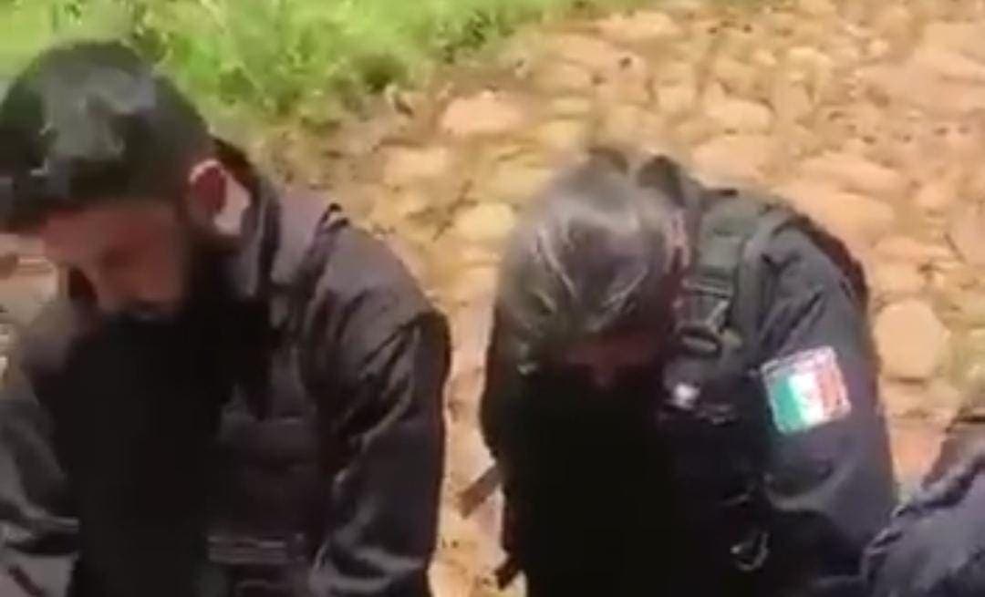 Video: Sujetos armados someten e interrogan a policías en Jalisco