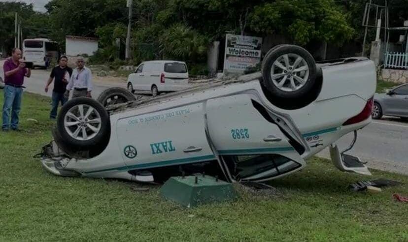 Por exceso de velocidad, vuelca taxi frente al Hotel Barceló de Playa del Carmen