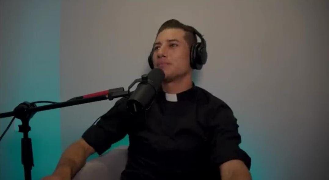 Video: Sacerdote revela que un papá le dijo que abusaba de sus hijos y no hizo nada