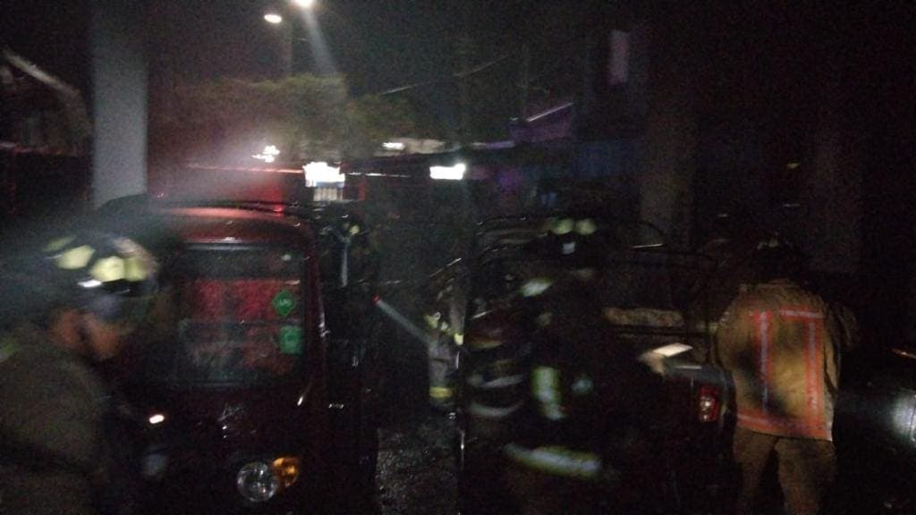 Incendio, al parecer provocado, consume 6 mototaxis y un camión en la Región 221 de Cancún