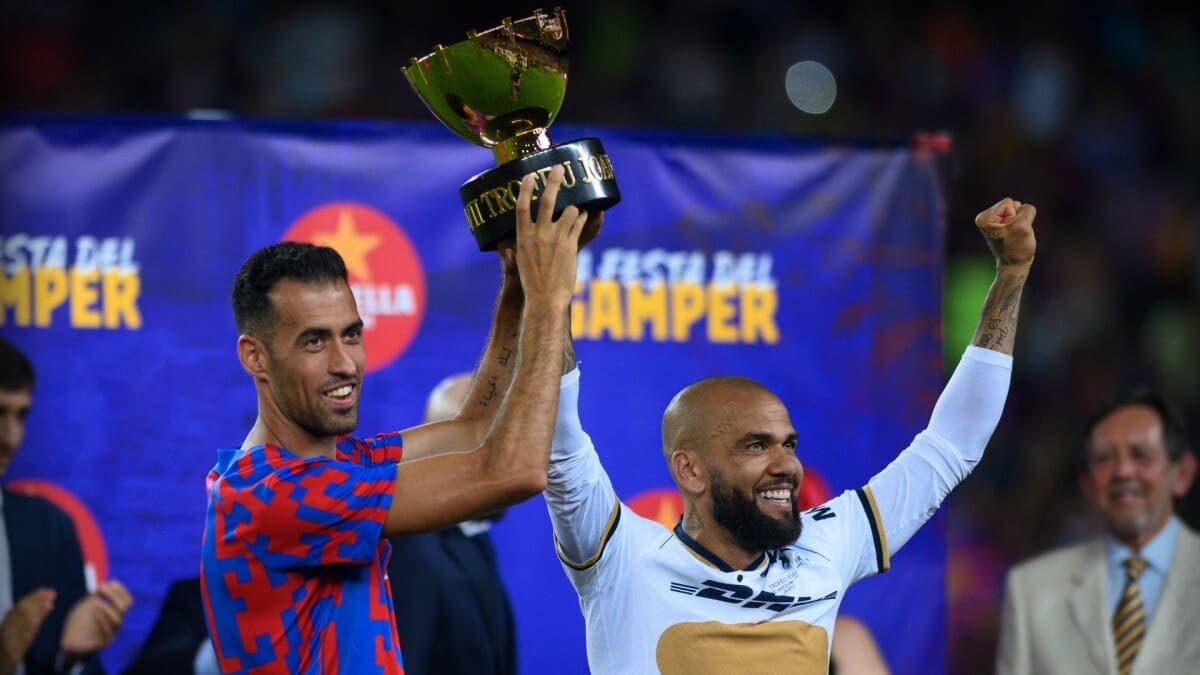 Video: Dani Alves levantó el Trofeo Joan Gamper con los blaugrana