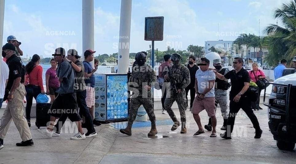Detienen a cuatro personas cuando se daban a la fuga en un auto en Cozumel