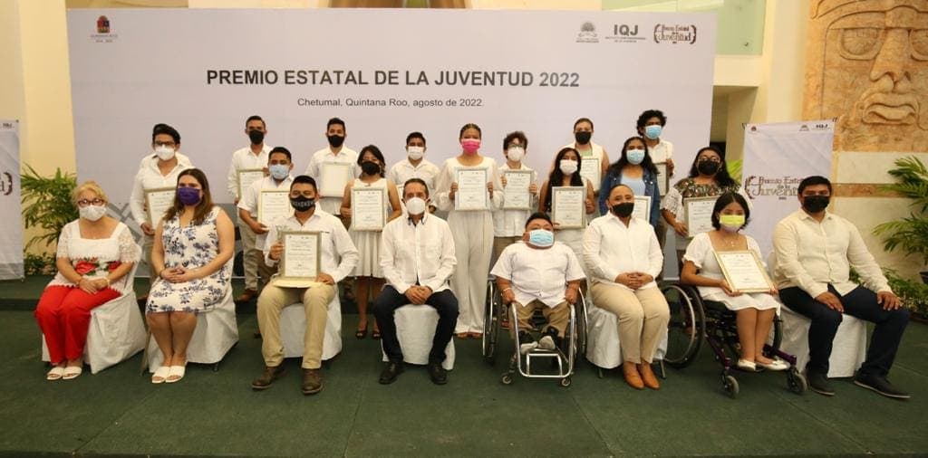El gobernador Carlos Joaquín entregó el Premio Estatal de la Juventud 2022