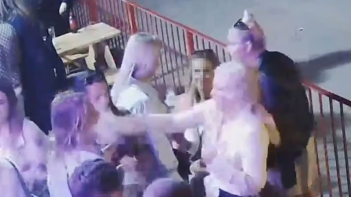 VIDEO: Mujer estrella vaso en cara de la maestra de su hijo tras encontrarla en un bar