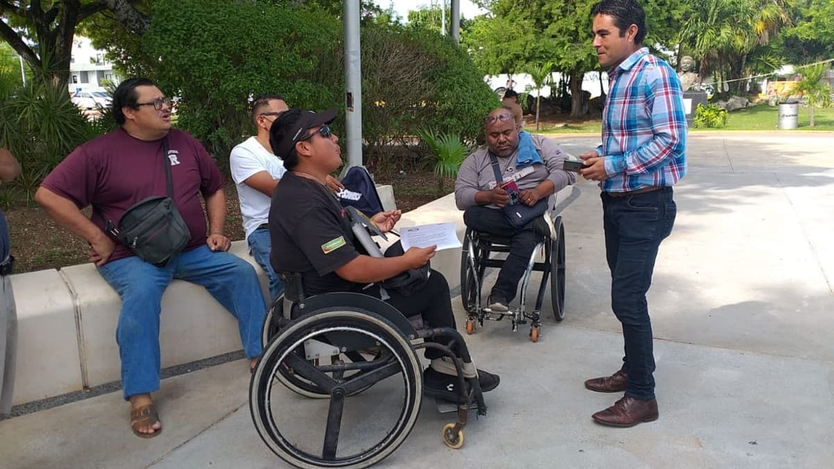 Mototaxistas con discapacidad se manifiestan en Cancún para denunciar cobro de ‘derecho de piso’