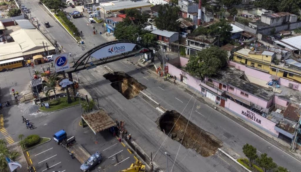 Se genera socavón de 15 metros de profundidad, se traga vehículos y desaparece a dos mujeres