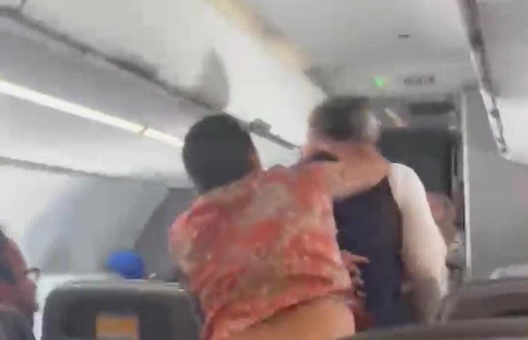 Video: Pasajero golpea a sobrecargo durante vuelo; enfrentaría 20 años de prisión