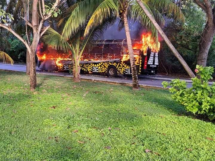 Se incendia autobús de Grupo Xcaret en el kilómetro 21 de la Zona Hotelera de Cancún