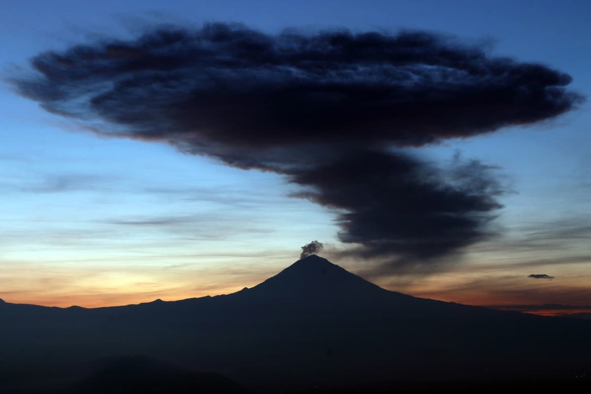 Emiten alerta ante caída de ceniza del volcán Popocatépetl
