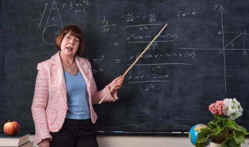 Obligan a maestra a usar pronombres no binarios; demanda a la escuela y gana 95 mil dólares