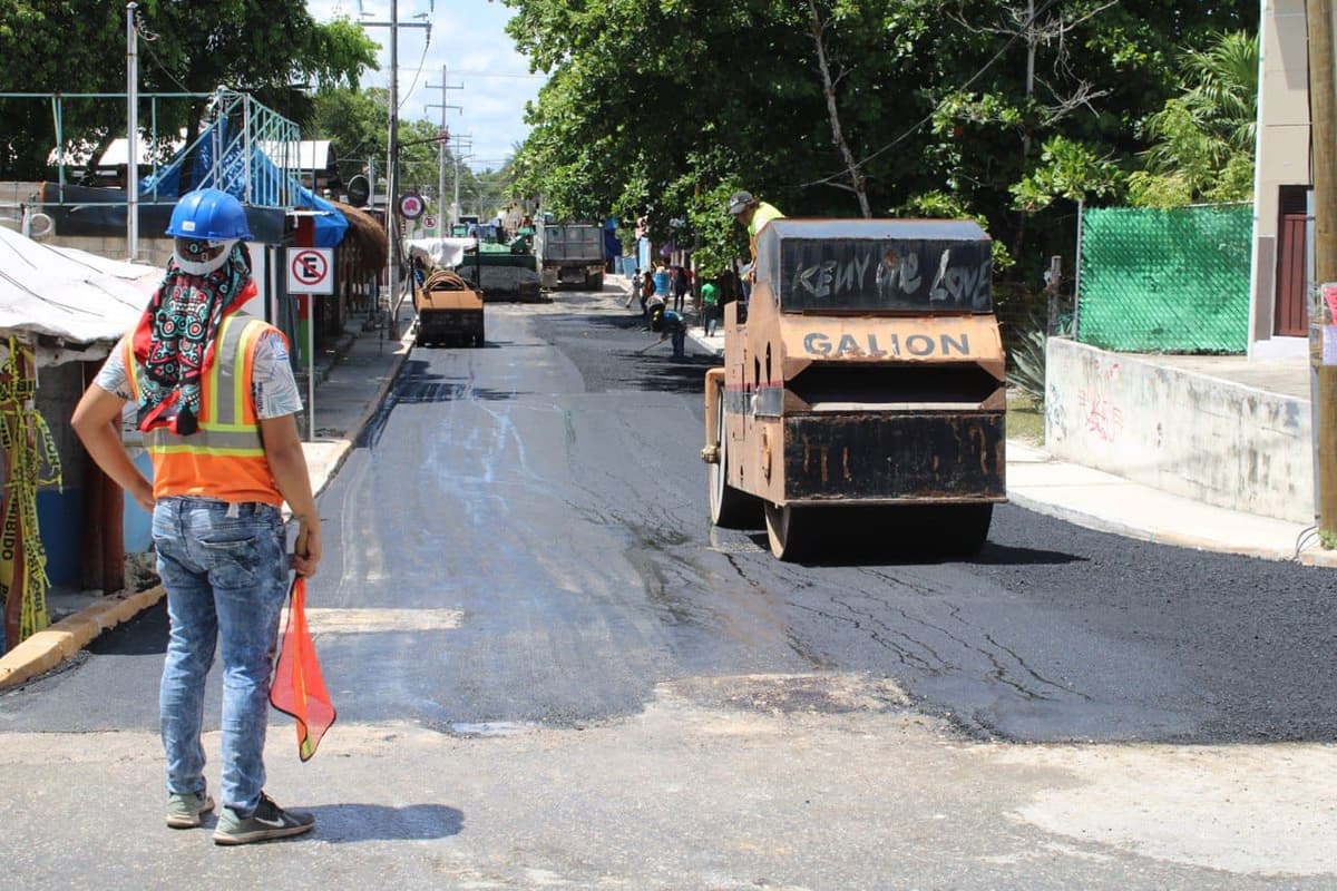 Colocan carpeta asfáltica en las calles Caoba y Almendros, en Puerto Morelos