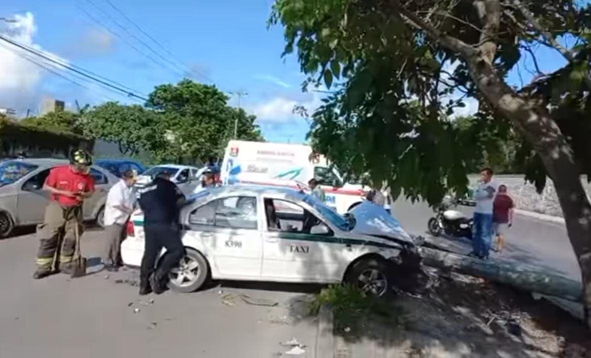 Aparatoso choque entre taxi y auto particular deja dos heridos en la avenida Nichupté de Cancún