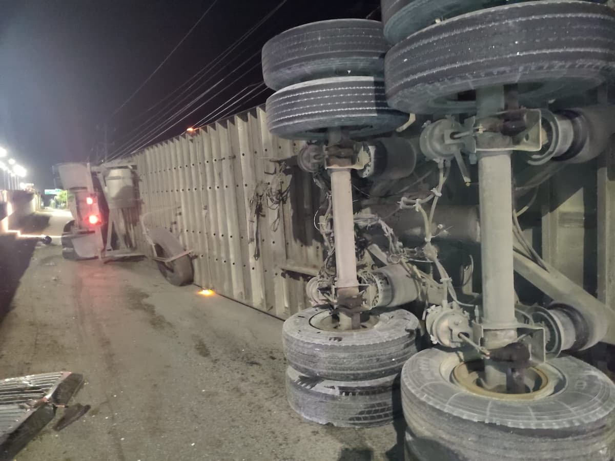 Camión cae sobre su costado desde el puente de Playa del Carmen