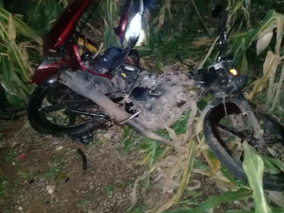 Mueren dos motociclistas en José María Morelos arrollados por automovilista