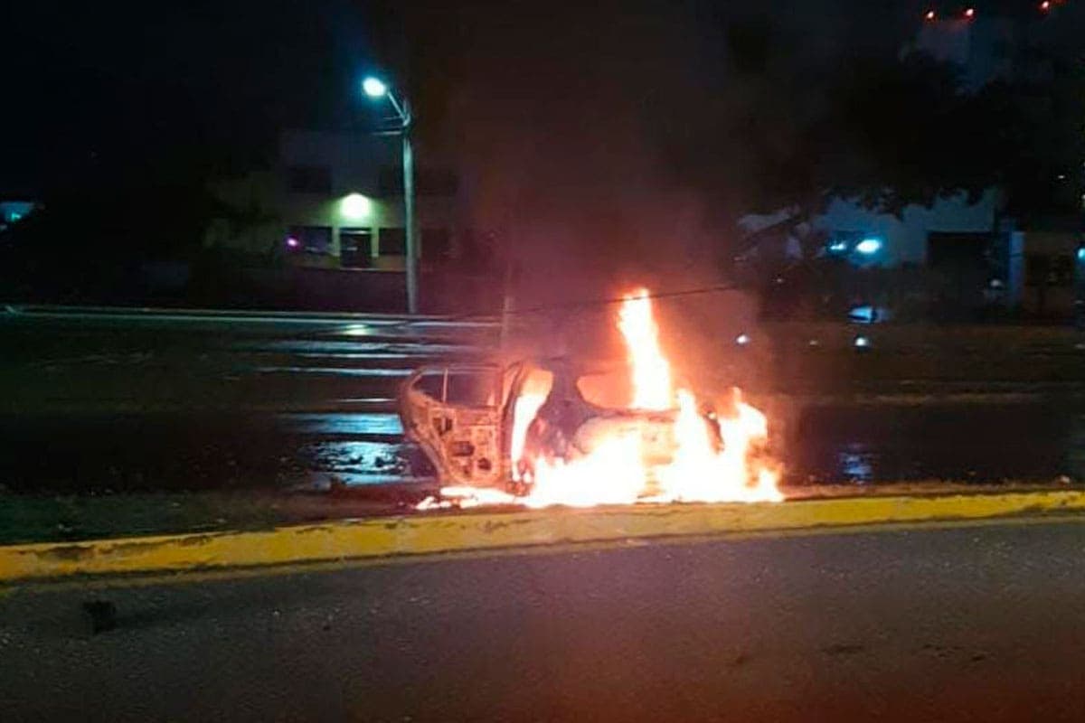 Arde auto en bulevar Colosio en Cancún; hay 2 lesionados