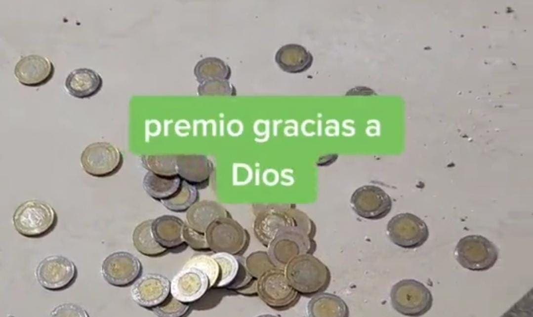Video: Albañiles encuentran billetes y monedas tras derrumbar una pared