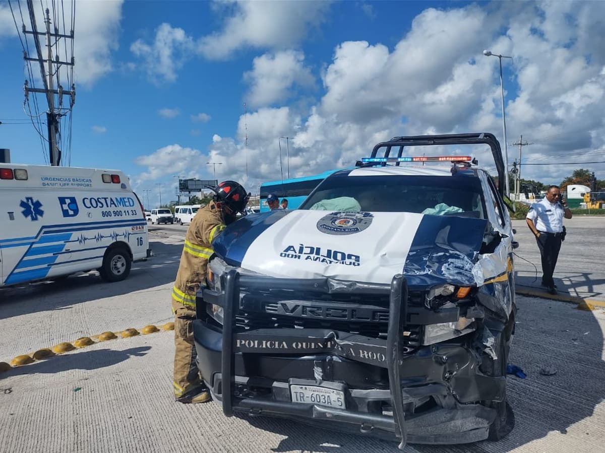 Patrulla, autobús y auto particular protagonizan aparatosa carambola en Bahía Petempich