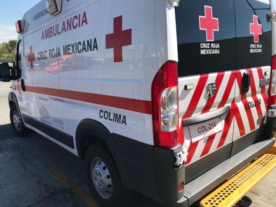 Atacan a pareja en una tienda de Colima; los llevan al hospital y la ambulancia choca