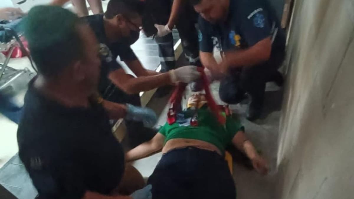 Sufre aparatosa caída empleada de Bodega Aurrerá en Chetumal