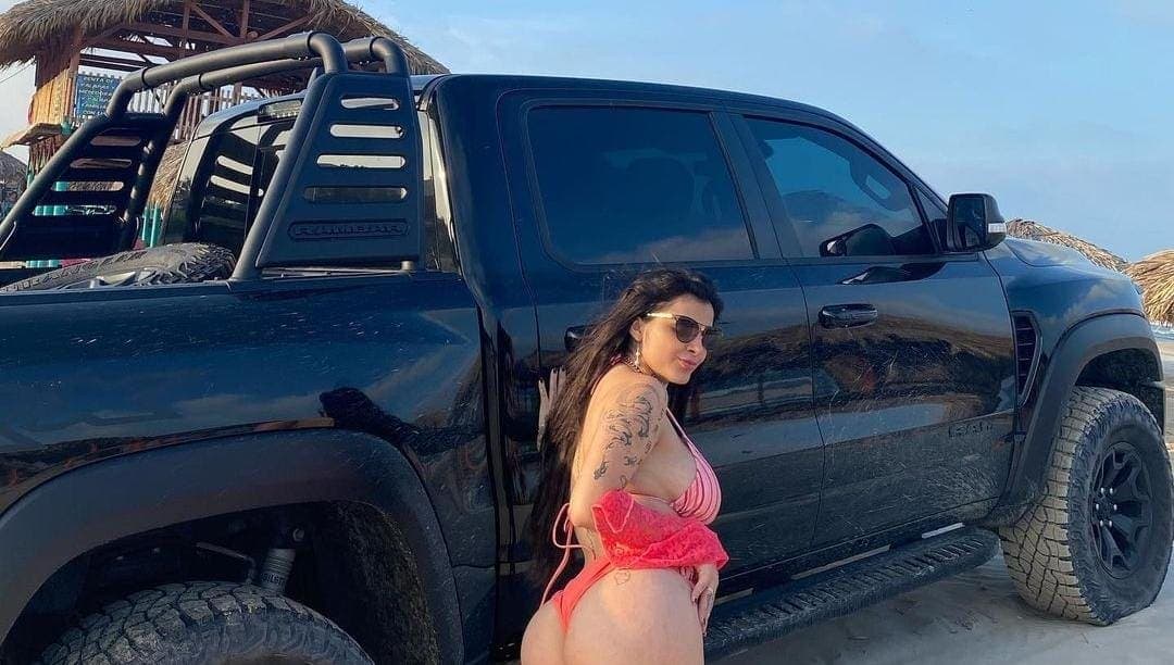 Video: Karely Ruiz se volcó en su camioneta de lujo