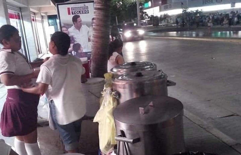 ¡Un tamal en 25 pesos! Se queja de vendedora de Playa del Carmen y lo tunden por codo