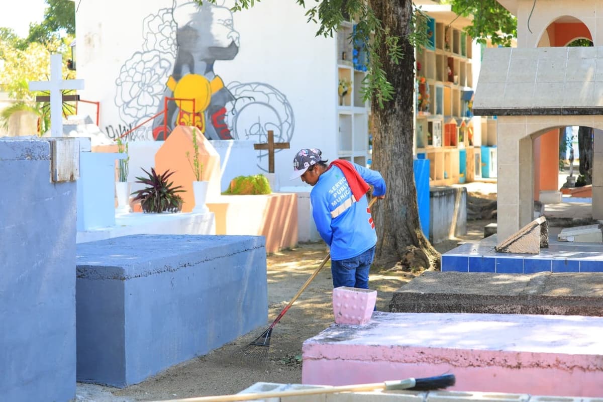 Alistan panteón municipal para Día de Muertos