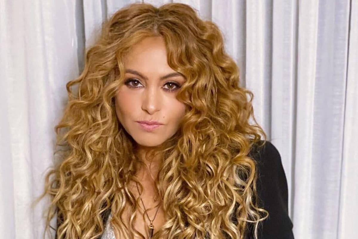 VIDEO: Paulina Rubio se hace del dos en la playa y se limpia con piedras