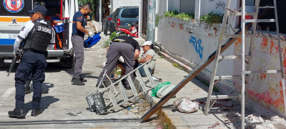 Mujer cae de escalera y se ensarta pierna en una varilla
