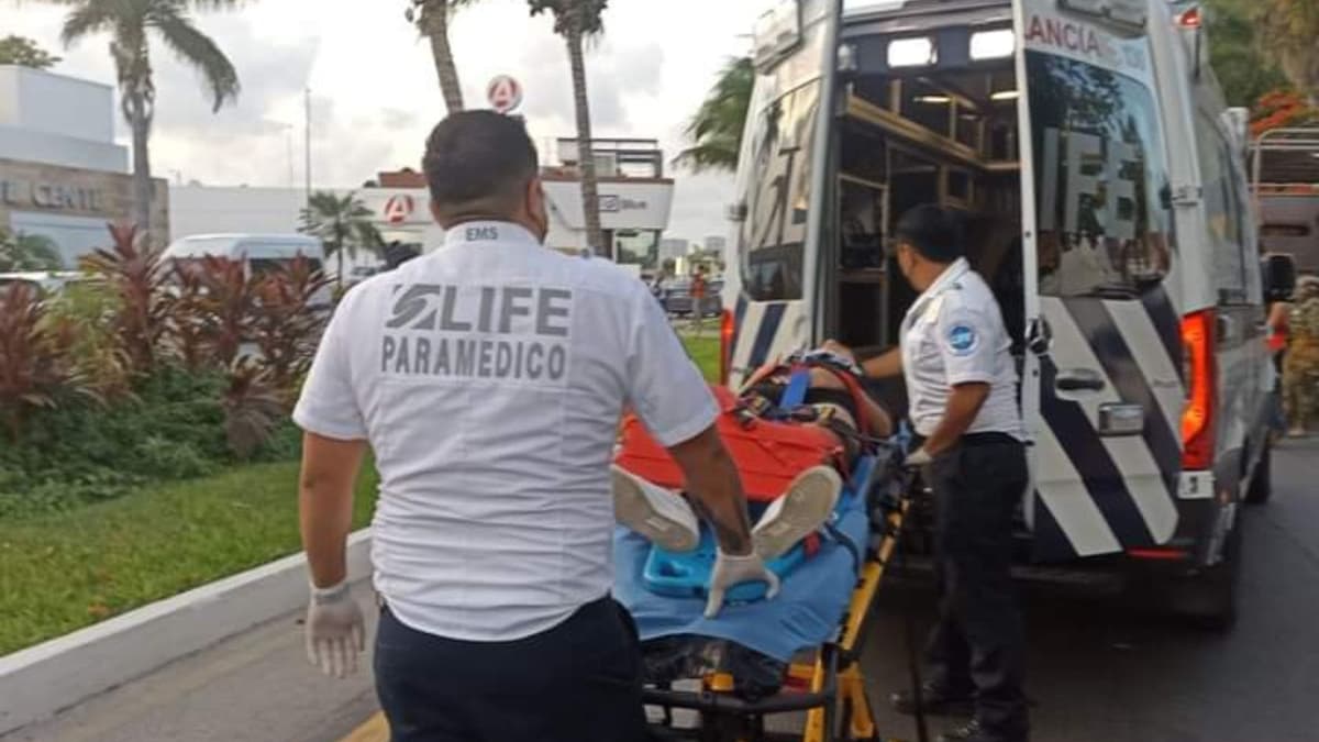 Dos lesionados deja choque de moto contra camioneta en la Zona Hotelera de Cancún