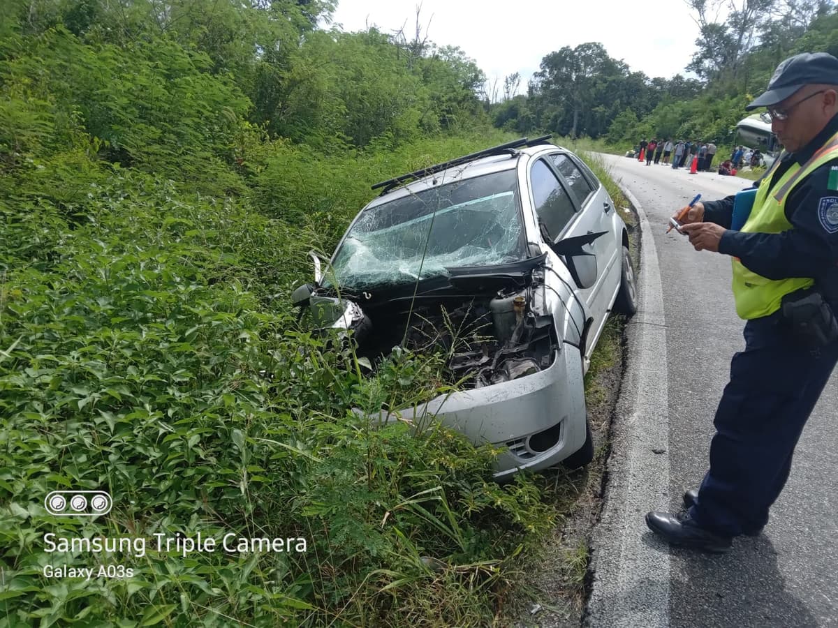 Aparatoso choque entre autobús y coche deja 8 lesionados en José María Morelos
