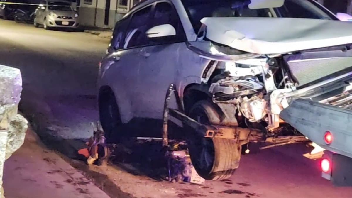 Camioneta embiste a motocicleta y la arrastra por más de un kilómetro, en el centro de Cozumel