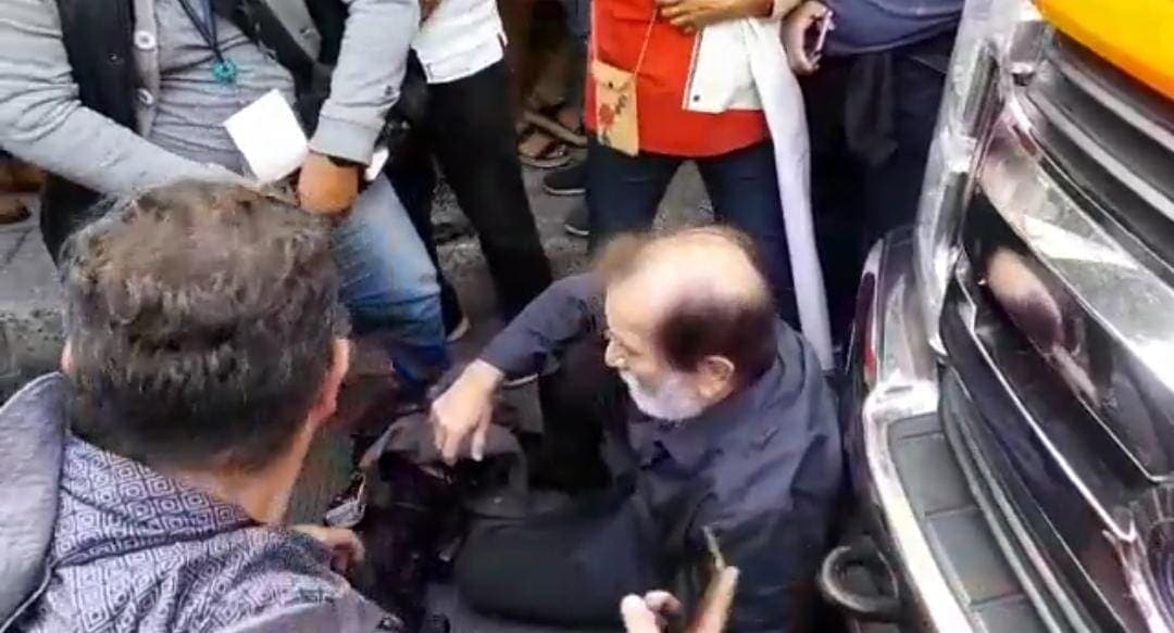 Video: Captan a Epigmenio Ibarra a punto del desmayo en marcha pro AMLO