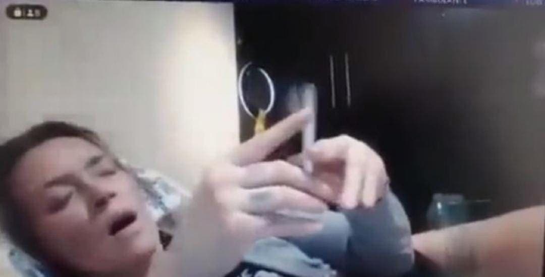 Video: Investigan a jueza que presidió audiencia desde su cama y en poca ropa