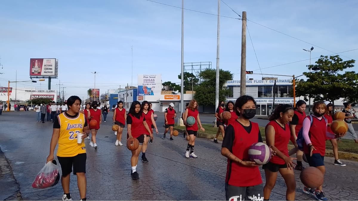 Nutrida participación en Desfile Cívico en Cancún por el 112 Aniversario de la Revolución