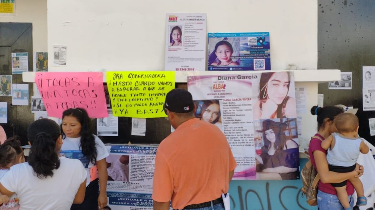 Familiares de personas desaparecidas bloquean acceso a la Fiscalía en Cancún; exigen destitución de Óscar Montes de Oca