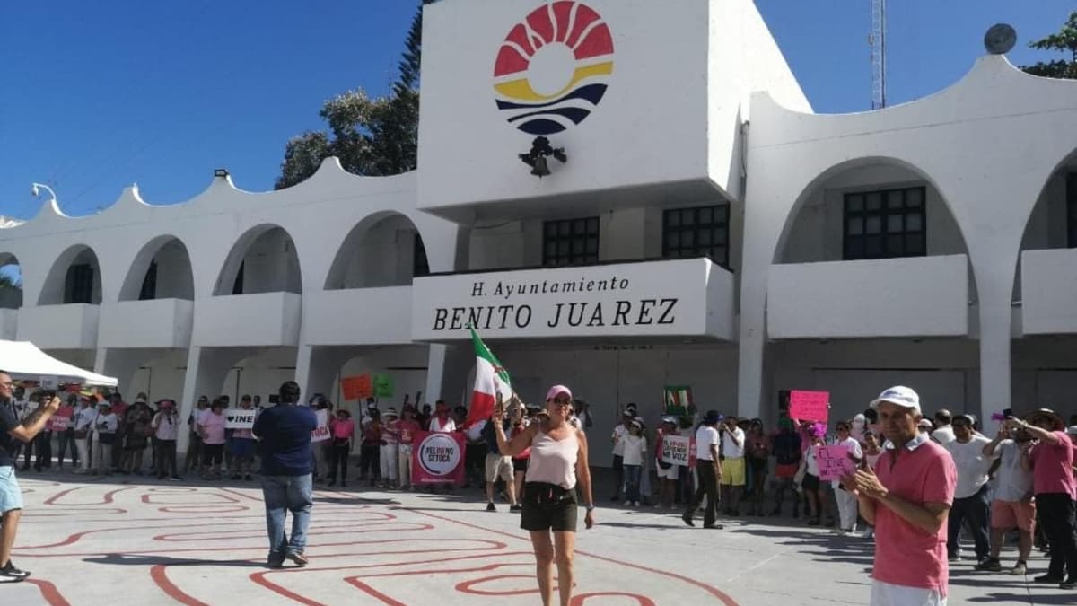 Tenemos que ser patriotas, defender al país y al INE: Abelardo Vara durante marcha en Cancún