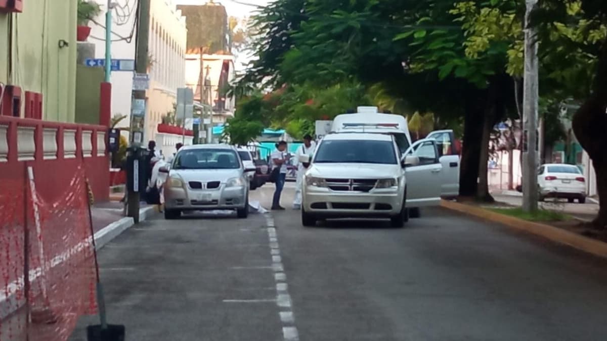 Ejecutan a hombre cuando iba a abordar su vehículo en la zona centro de Playa del Carmen