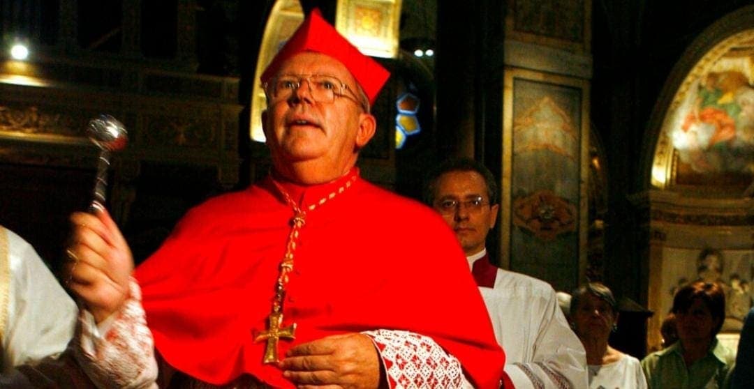 Cardenal francés renuncia tras confesar que abusó de menor hace 35 años