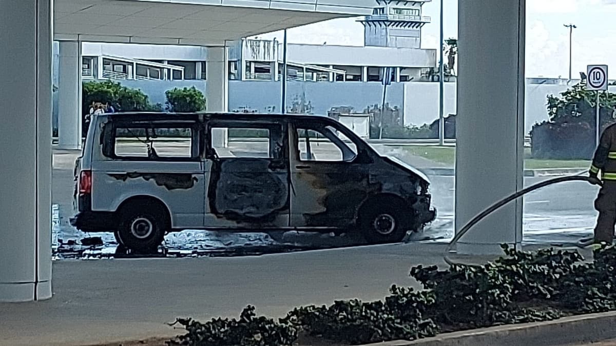Se incendia van de turismo en el Aeropuerto Internacional de Cancún