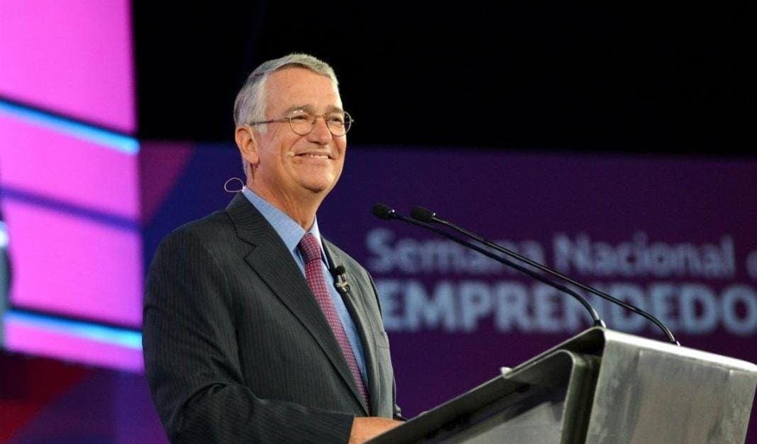 Salinas Pliego apoya los despidos en Twitter; pide ahora ir contra granjas de bots