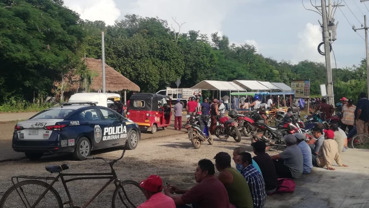 Ejidatarios de Kantunilkín cobran ‘cuotas voluntarias’ a automovilistas varados por bloqueo carretero
