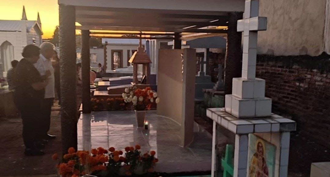 Acude AMLO a Tabasco a visitar la tumba de sus padres