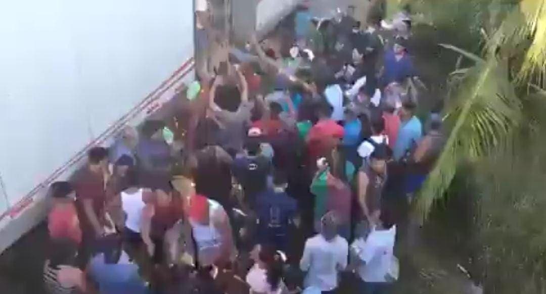 Video: Aparece la rapiña en Tabasco tras volcadura de tráiler con cerveza