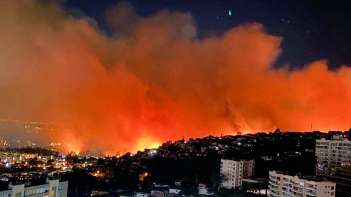 Video: Centenares de bomberos trabajan para sofocar un cruel incendio forestal en Viña del Mar, Chile